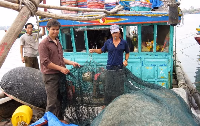 Với ngư dân miền Trung, ngư trường Trường Sa, Hoàng Sa luôn được xem như là quê hương trên biển cả.
