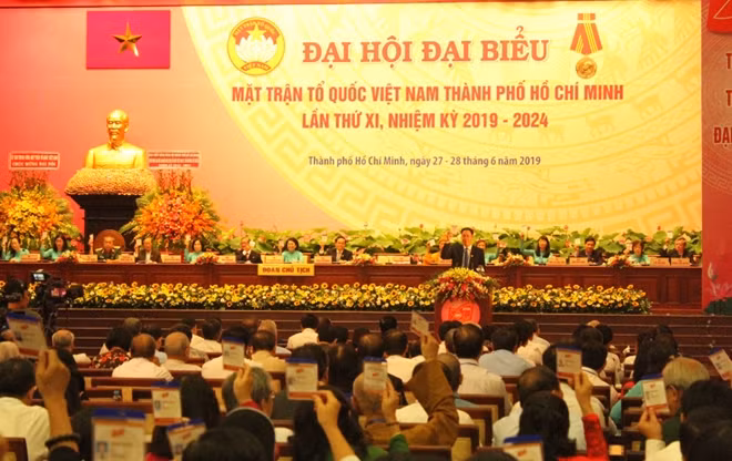 Các đại biểu biểu quyết thông qua chương trình Đại hội