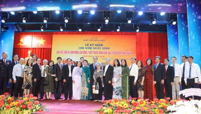 Các đại biểu chụp hình lưu niệm cùng người thân Giáo sư Nguyễn Thiện Thành