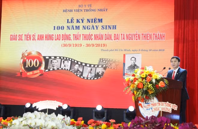 PGS, TS, bác sĩ Lê Đình Thanh, Giám đốc BV Thống Nhất đọc diễn văn tại buổi lễ kỷ niệm