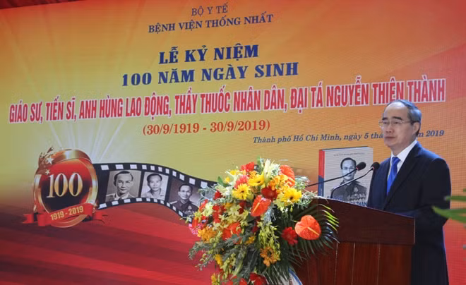Đồng chí Nguyễn Thiện Nhân, Ủy viên Bộ Chính trị, Bí thư Thành ủy TP Hồ Chí Minh, con trai Giáo sư Nguyễn Thiện Thành phát biểu tại buổi lễ