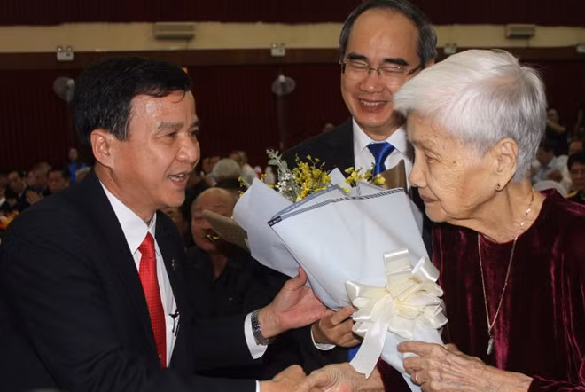 PGS, TS, bác sĩ Lê Đình Thanh, Giám đốc BV Thống Nhất tặng hoa cho phu nhân GS Nguyễn Thiện Thành