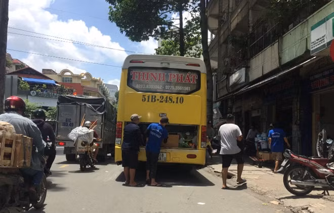Xe Thịnh Phát đứng đón khách và lên hàng gây cản trở giao thông trên đường Sư Vạn Hạnh, quận 5