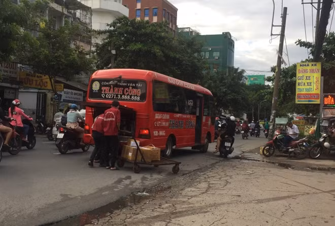 Xe Thành Công đứng lên hàng hoá khá lâu trên quốc lộ 13, quận Bình Thạnh