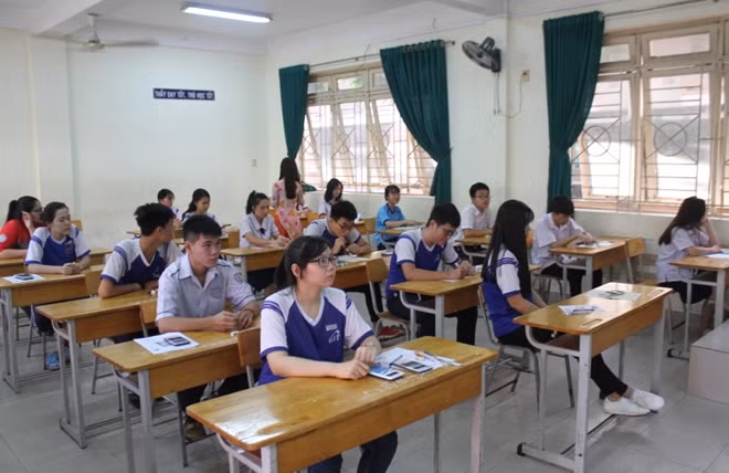 Thi sinh chuẩn bị thi môn tự nhiên.