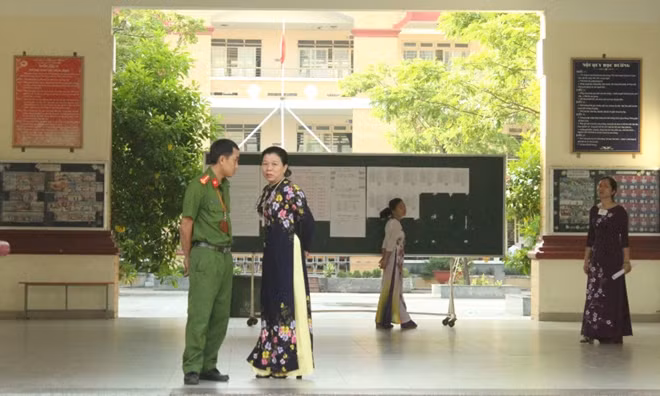 Công an bảo vệ một điểm thi.