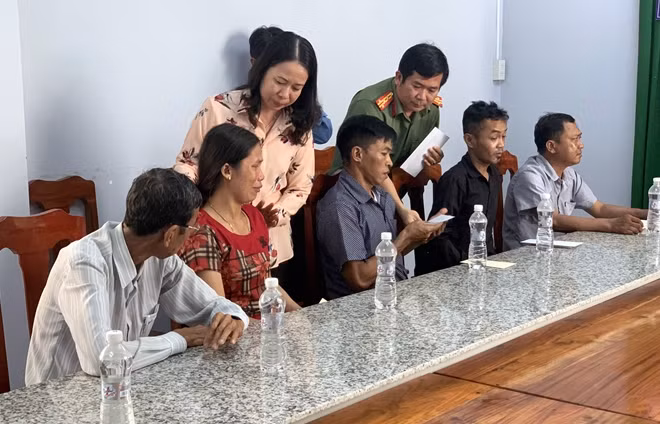 Đồng chí Võ Thị Ánh Xuân và Đại tá Đinh Văn Nơi chia buồn, động viên, trao hỗ trợ cho gia đình các nạn nhân.