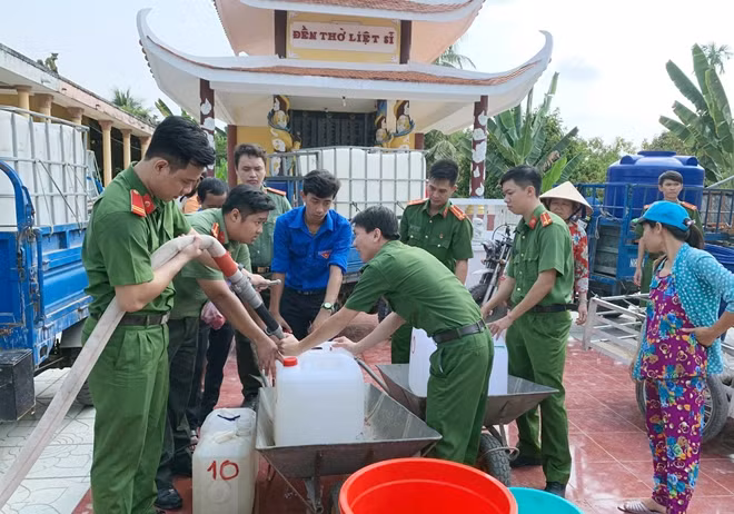 Nước ngọt được bơm vào can nhựa và vận chuyển đến người dân có nhu cầu.