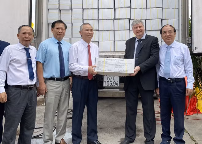 Lãnh đạo Bộ Nông nghiệp và Phát triển nông thôn, UBND tỉnh An Giang, Tập đoàn Nam Việt kiểm tra lô hàng trước khi xuất khẩu.