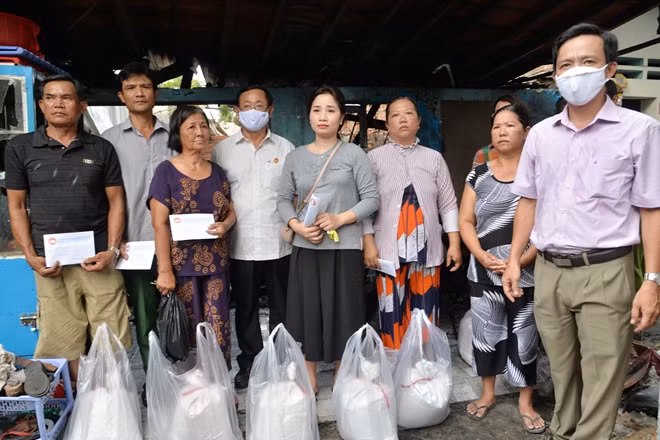 Đại diện UB MTTQ Việt Nam tỉnh An Giang trao hỗ trợ cho các gia đình bị thiệt hại do hỏa hoạn.