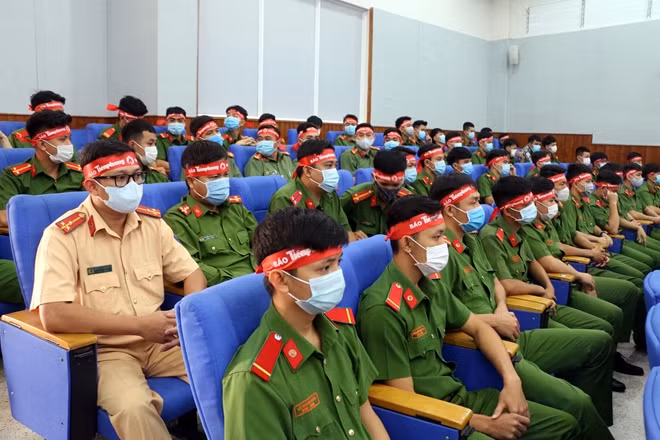 Đông đảo CBCS đăng kí hiến máu tình nguyện.