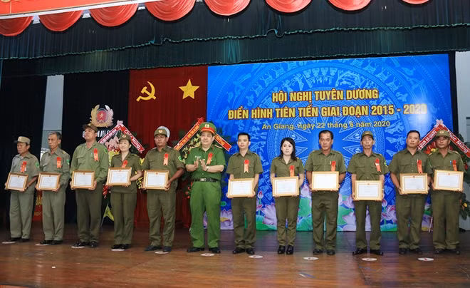 Đại tá Nguyễn Tấn Phước, Phó Giám đốc Công an tỉnh An Giang vinh danh các tập thể, cá nhân tiêu biểu, điển hình tiên tiến.