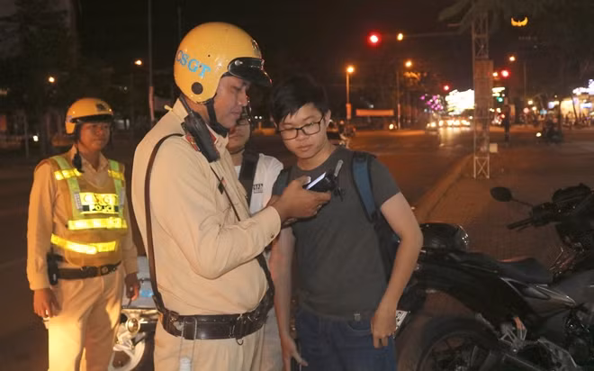 Cảnh sát giao thông Công an TP Cần Thơ tổ chức tuần tra, kiểm tra trong khu vực nội ô, thực hiện nghiêm túc, hiệu quả, đúng quy định theo Nghị định 100.