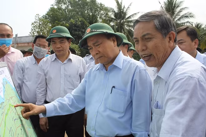 Thủ tướng Chính phủ Nguyễn Xuân Phúc dẫn đầu Đoàn công tác khảo sát công tác phòng, chống hạn, mặn tại huyện Châu Thành, tỉnh Bến Tre