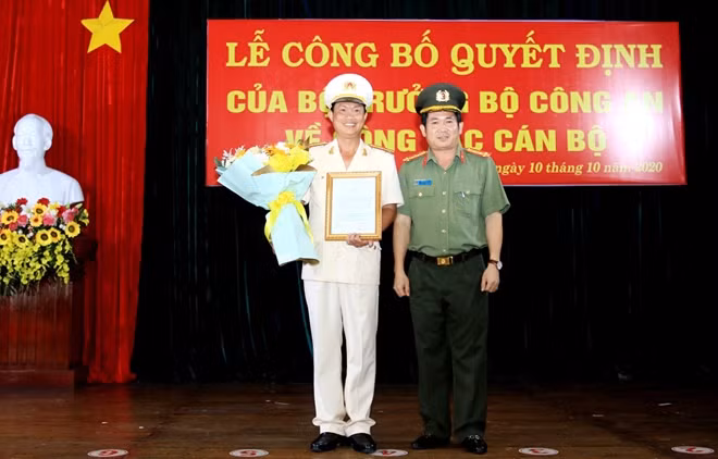 Đại tá Đinh Văn Nơi trao quyết định Quyết định của Bộ Trưởng Bộ Công an bổ nhiệm Thượng tá Nguyễn Nhật Trường giữ chức vụ Phó Giám đốc Công an tỉnh An Giang.