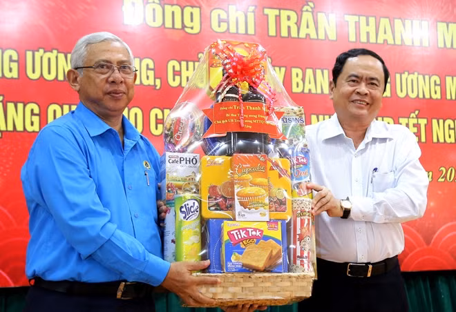Chủ tịch Ủy ban Trung ương MTTQ Việt Nam Trần Thanh Mẫn trao quà cho Liên đoàn lao động tỉnh An Giang.