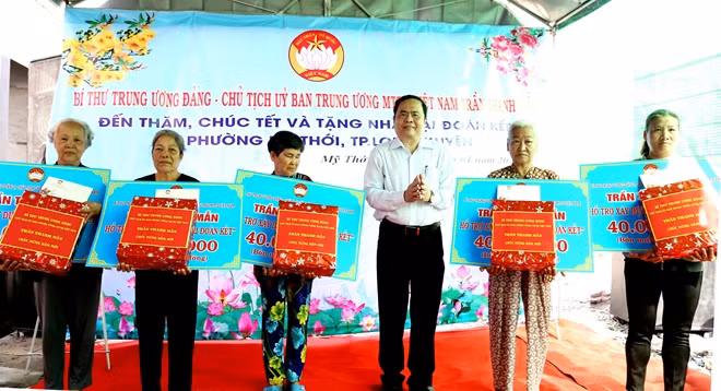 Chủ tịch Ủy ban Trung ương MTTQ Việt Nam Trần Thanh Mẫn trao 5 căn nhà Đại đoàn kết cho người dân khó khăn phường Mỹ Khánh, TP Long Xuyên.