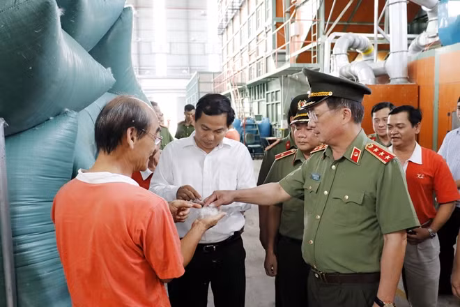 Thứ trưởng Nguyễn Văn Thành và Chủ tịch UBND TP Cần Thơ Lê Quang Mạnh đề nghị lãnh đạo, nhân viên, lao động Công ty Kwong Lung–Meko thực hiện đúng, đủ các quy định về PCCC.