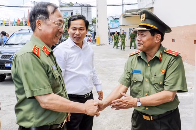 Thứ trưởng Nguyễn Văn Thành yêu cầu Công an TP Cần Thơ tiếp tục hỗ trợ, hướng dẫn Công ty Kwong Lung–Meko làm tốt công tác PCCC.