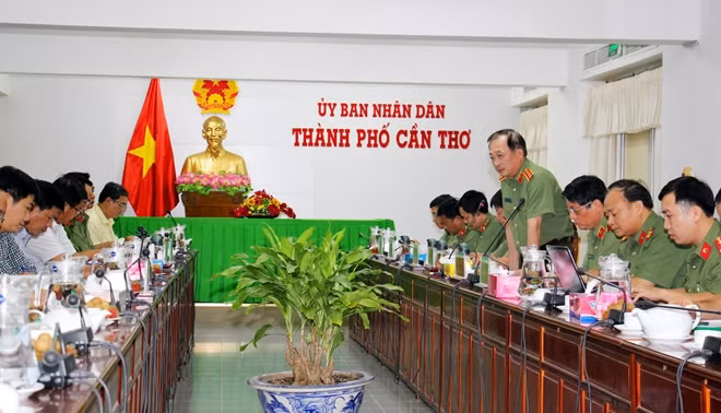 Thứ trưởng Nguyễn Văn Thành đánh giá cao UBND TP Cần Thơ và các cơ quan, đơn vị, cơ sở trên địa bàn, thời gian qua đã có nhiều cố gắng trong chỉ đạo, hướng dẫn, tổ chức thực hiện các quy định pháp luật về PCCCC.