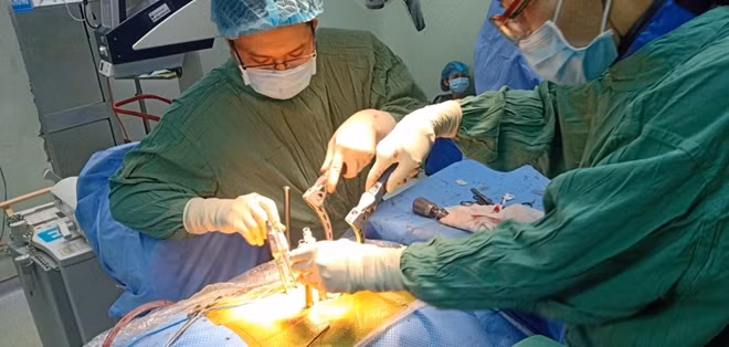 Ê kíp phẫu thuật cho bệnh nhân.