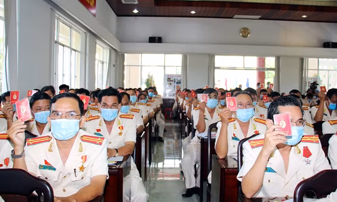 Các đại biểu biểu quyết tại đại hội.