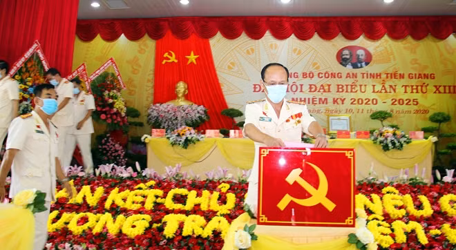 Các đại biểu bỏ phiếu bầu