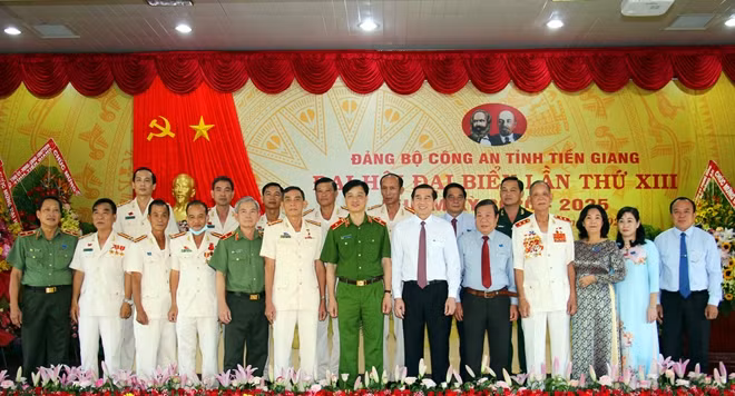 Thứ trưởng Nguyễn Duy Ngọc; đồng chí Nguyễn Văn Danh, Bí thư Tỉnh ủy; đồng chí Lê Văn Hưởng, Chủ tịch UBND tỉnh Tiền Giang và các đại biểu khách mời cùng Đoàn Chủ tịch đại hội.
