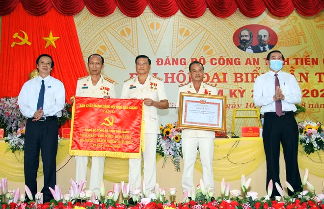 Lãnh đạo Tỉnh ủy, UBND tỉnh Tiền Giang tặng Bằng khen cho Đảng bộ Công an tỉnh Tiền Giang nhiệm kỳ 2015-2020.
