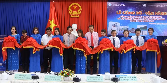 Các đại biểu cắt băng khai trương và vận hành Cổng thông tin du lịch thông minh TP Châu Đốc