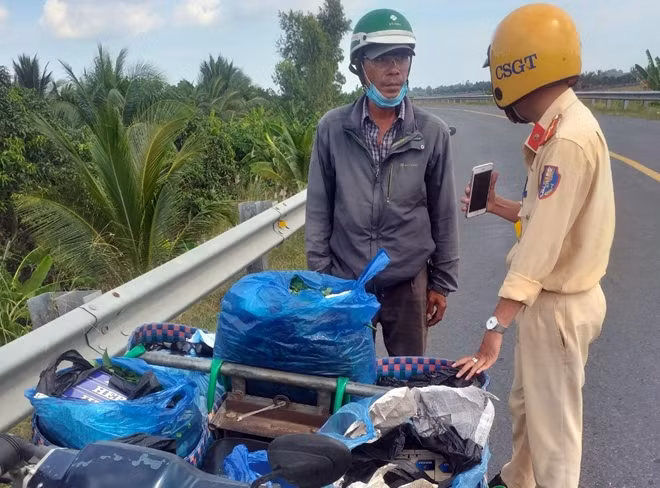 Lực lượng chức năng lập biên bản tạm giữ tang vật, phương tiện.