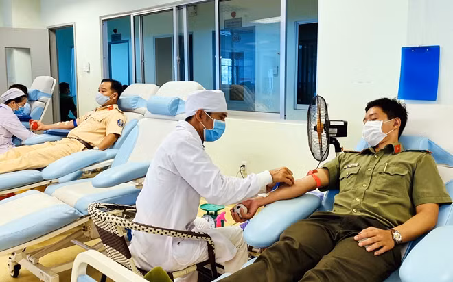 CBCS Công an TP Cần Thơ tích cực hiến máu tình nguyện.