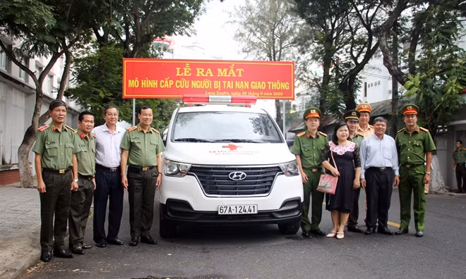 Các đại biểu dự lễ ra mắt mô hình "Cấp cứu người bị tai nạn giao thông" trên địa bàn TP Long Xuyên.
