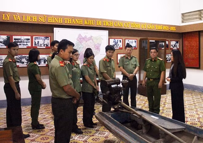 CBCS Công an Hậu Giang tổ chức sinh hoạt chính trị, về nguồn tại Khu di tích căn cứ Tỉnh ủy Cần Thơ.
