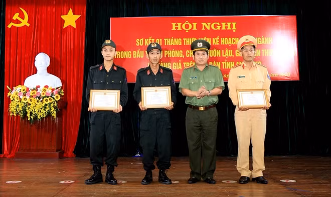 Đại tá Đinh Văn Nơi, Giám đốc Công an tỉnh An Giang trao tặng Giấy khen cho các thành viên Tổ công tác.