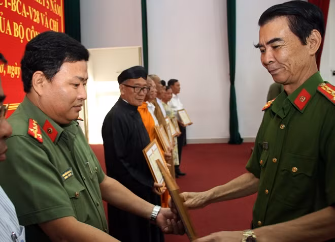 Văn phòng thường trú Báo CAND cùng nhiều tập thể, đơn vị nhận Bằng khen của Chủ tịch UBND TP Cần Thơ vì có thành tích xuất sắc trong phong trào Toàn dân bảo vệ ANTQ năm 2019.