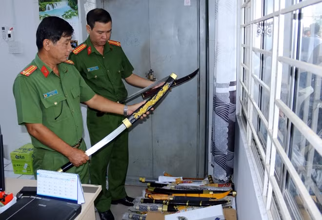 Cán bộ Phòng Cảnh sát hành chính về trật tự xã hội Công an tỉnh An Giang kiểm tra số vũ khí do Bưu điện tỉnh giao nộp.