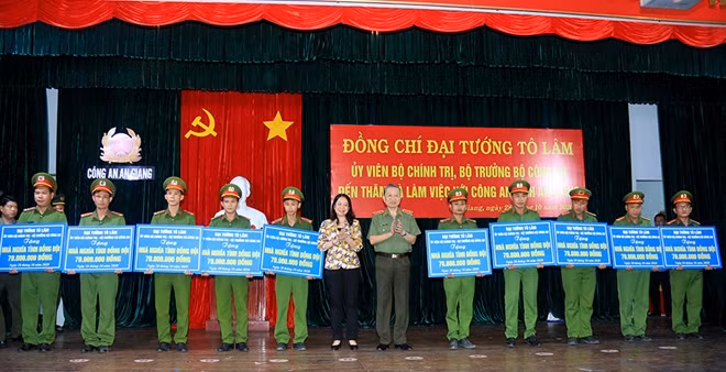 Bộ trưởng Tô Lâm và Bí thư Tỉnh ủy An Giang Võ Thị Ánh Xuân trao kinh phí hỗ trợ xây dựng nhà “Nghĩa tình đồng đội" cho CBCS Công an xã khu vực biên giới.