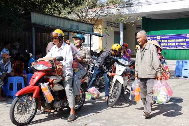 Bà con vui mừng khi nhận phần quà Tết đầy đủ gạo, mì, nhu yếu phẩm...