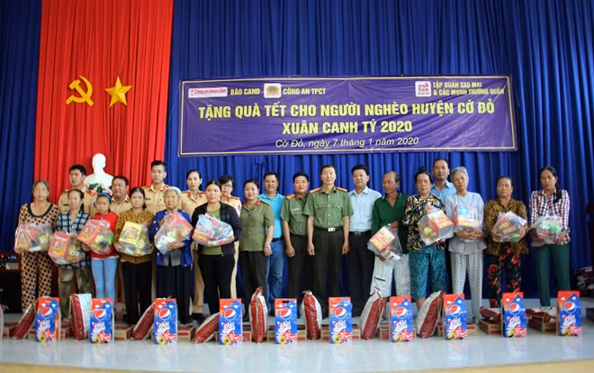 Đại diện Báo CAND, Công an TP Cần Thơ, chính quyền địa phương huyện Cờ Đỏ, Mạnh thường quân trao quà Tết cho bà con khó khăn trên địa bàn xã Trung An.