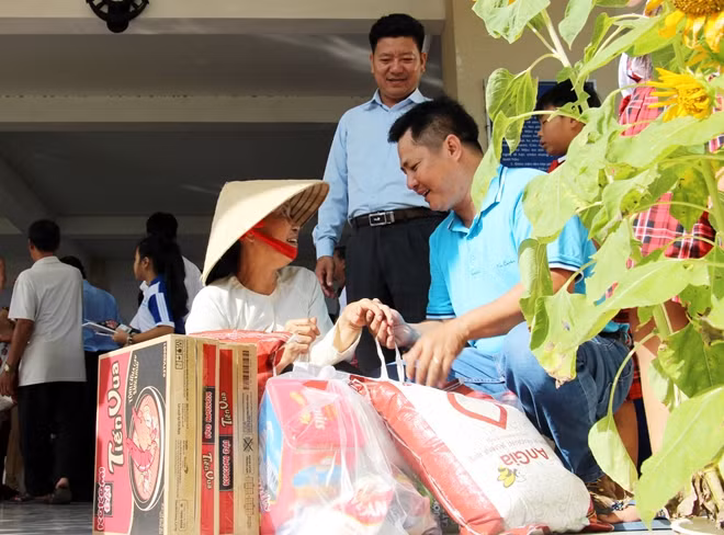 Anh Huỳnh Ngọc Minh Tuấn ân cần thăm hỏi, tặng quà Tết cho bà con.