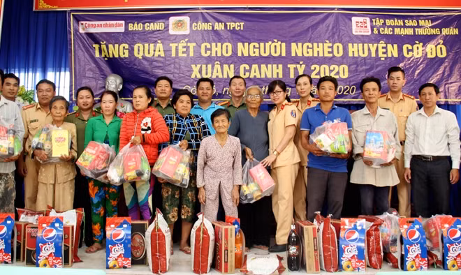 Đoàn công tác trao quà cho người dân khó khăn tại xã Thạnh Phú.