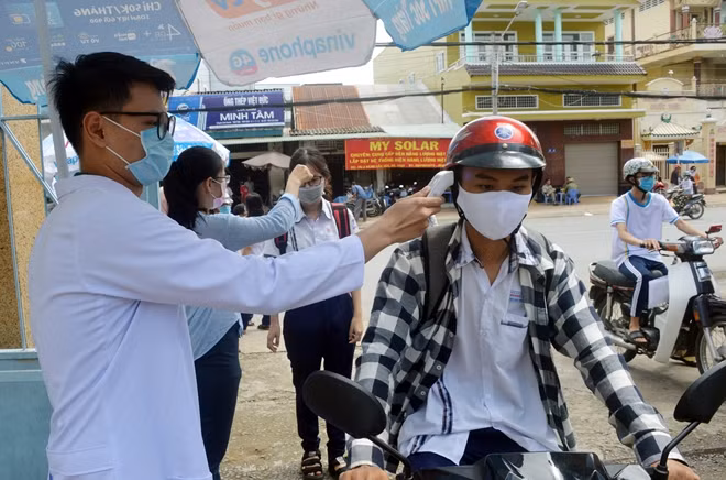 Các thí sinh trên địa bàn tỉnh Sóc Trăng đến làm thủ tục dự thi.