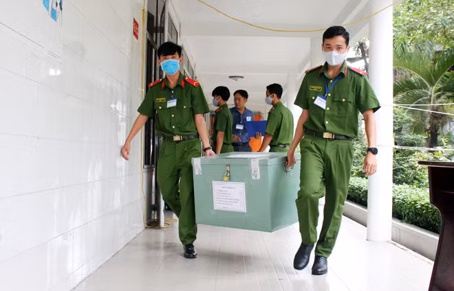 Cán bộ Phòng An ninh chính trị nội bộ Công an TP Cần Thơ vận chuyển đề thi đến các điểm thi.