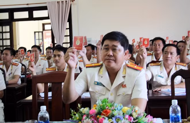 Các đại biểu biểu quyết thông qua Nghị quyết Đại hội.