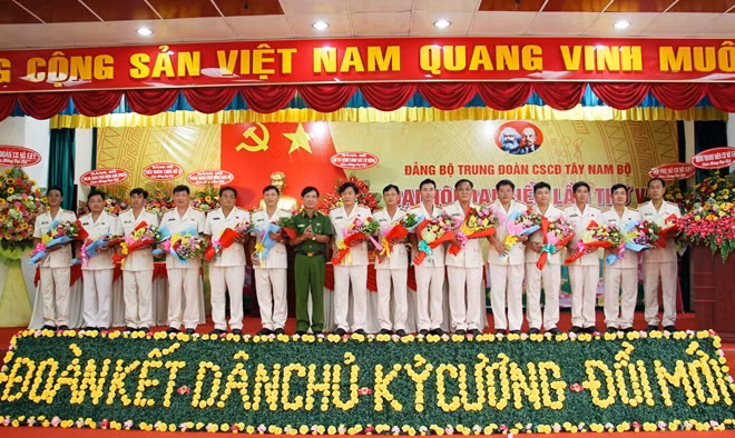 Thiếu tướng Nguyễn Thanh Bảnh tặng hoa, chúc mừng Ban Chấp hành Đảng bộ Trung đoàn CSCĐ Tây Nam Bộ nhiệm kỳ 2020-2025.