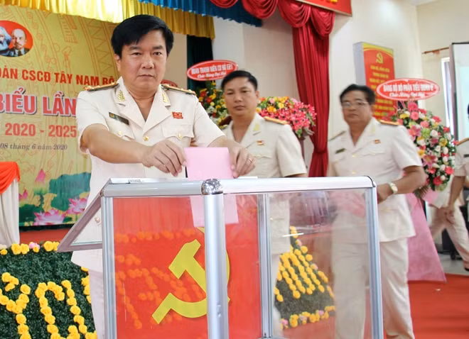 Các đại biểu bỏ phiếu bầu Ban Chấp hành Đảng bộ Trung đoàn CSCĐ Tây Nam Bộ nhiệm kỳ 2020-2025.