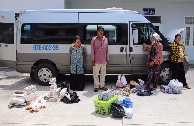 Các đối tượng cùng tang vật.