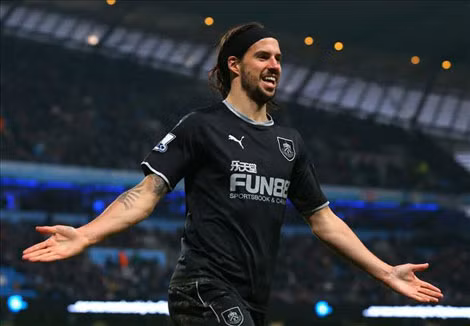 Boyd người ghi bàn thắng đầu tiên cho Burnley trong thế việt vị (Ảnh Goal.com).