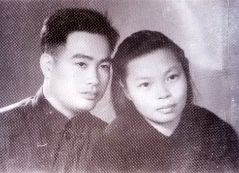 Vợ chồng Đại tá Đỗ Bá Bút. Ảnh chụp năm 1964 trước khi ông Bút tham gia “tàu không số”. Vợ chồng Đại tá Đỗ Bá Bút. Ảnh chụp năm 1964 trước khi ông Bút tham gia “tàu không số”.
